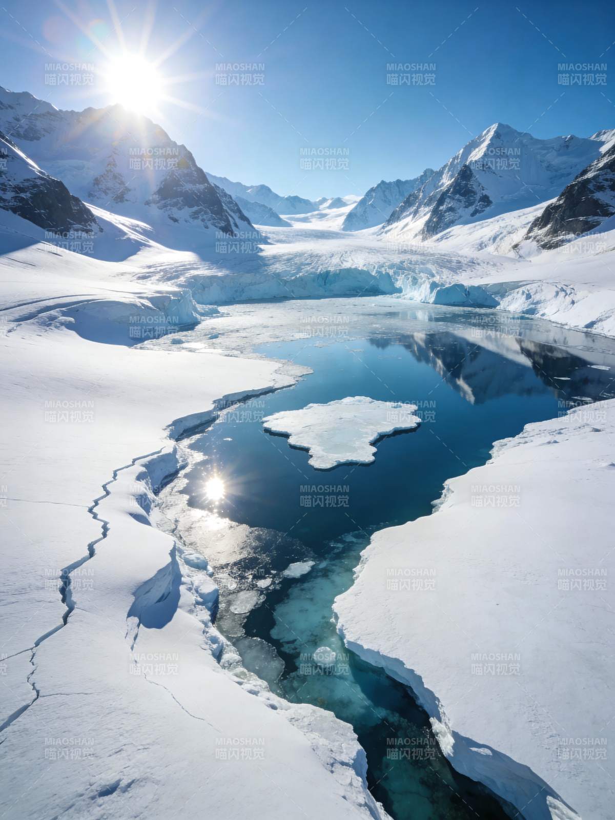 冰川湖畔雪峰倒影图片