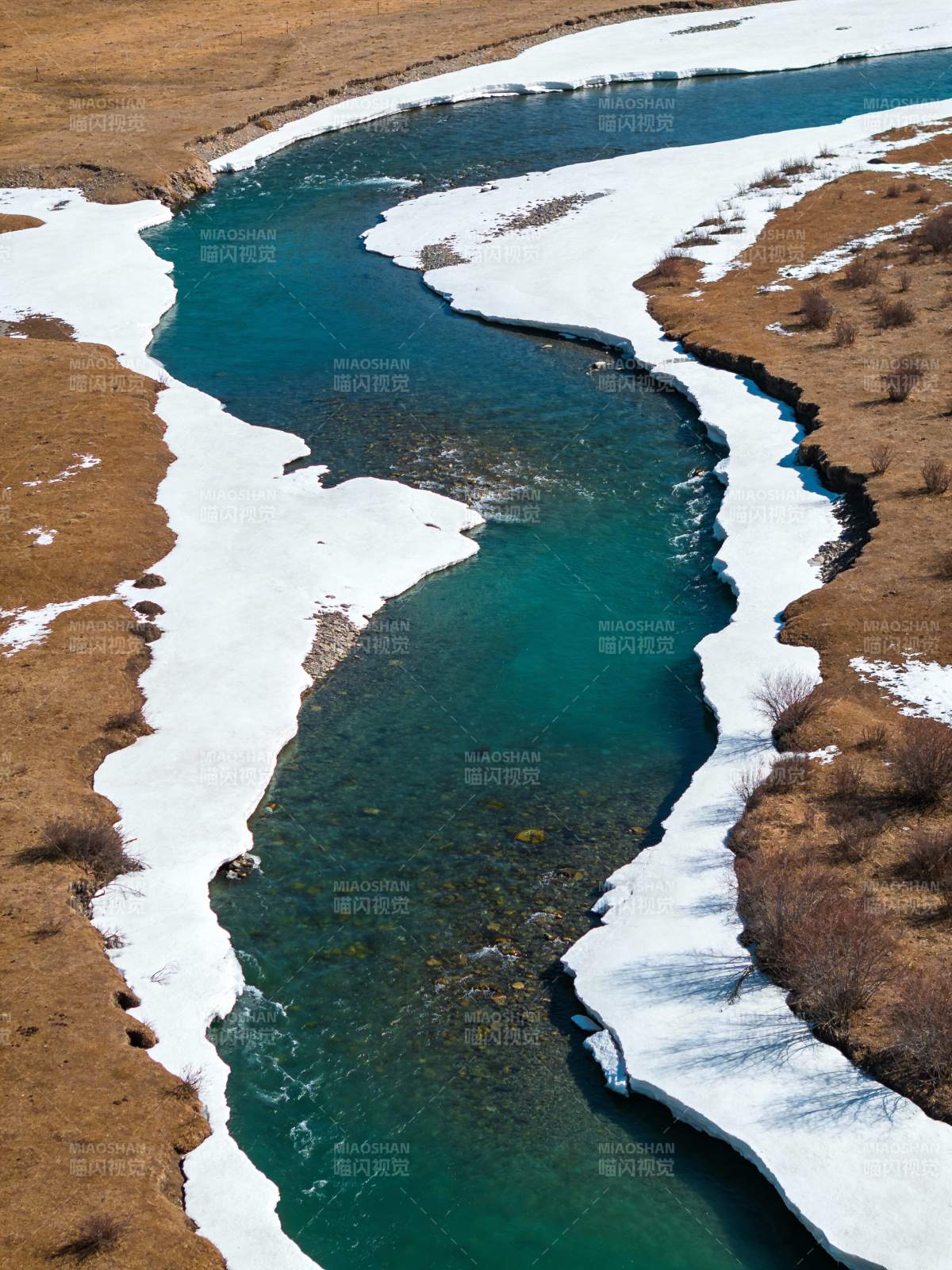 雪融溪流蜿蜒图片