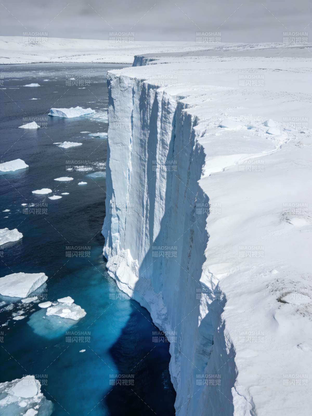 冰崖耸立 碧海映雪图片