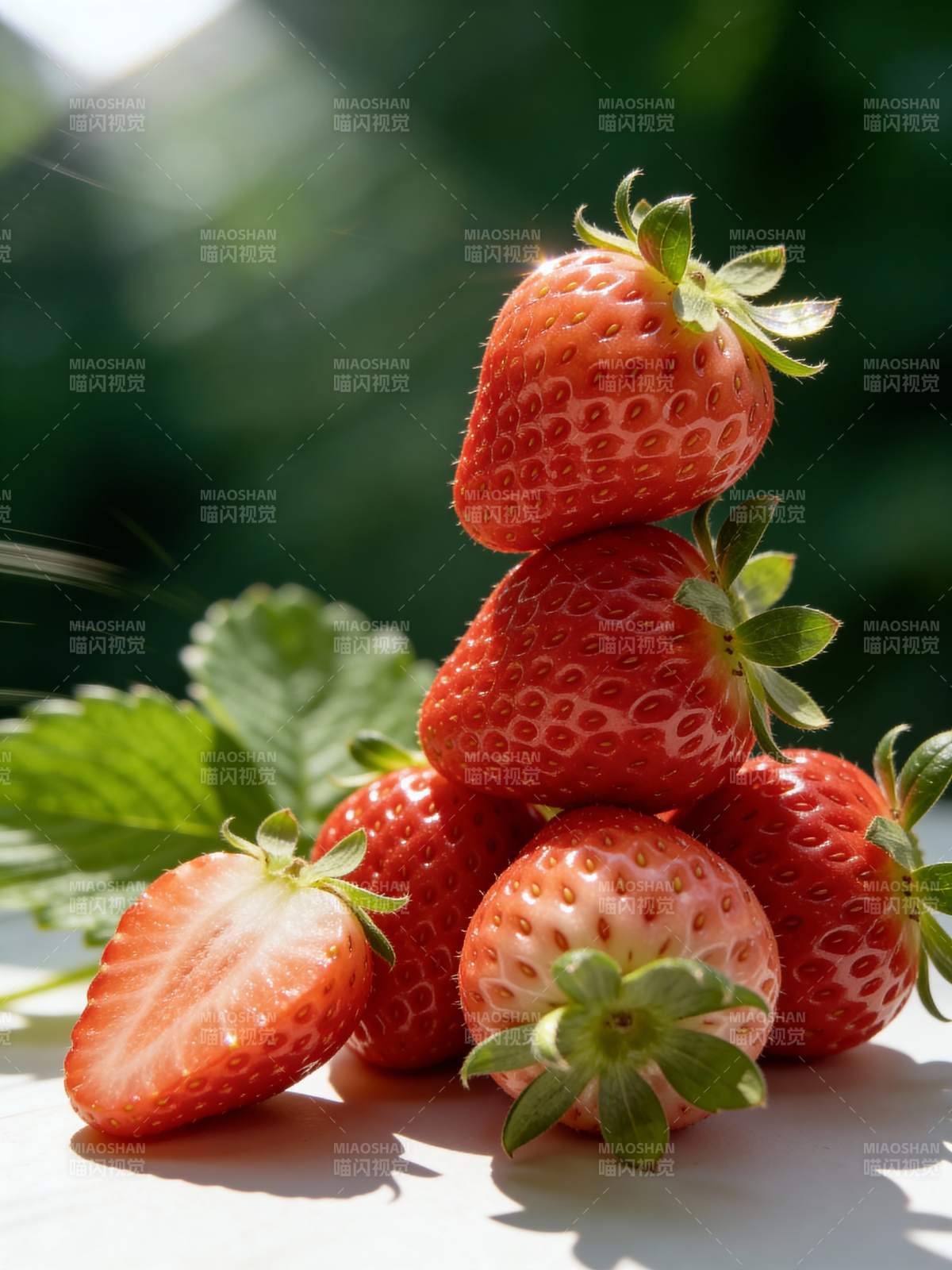 鲜红草莓堆叠图图片