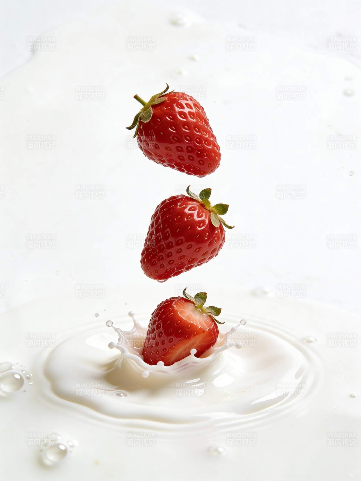 草莓入奶瞬间图片