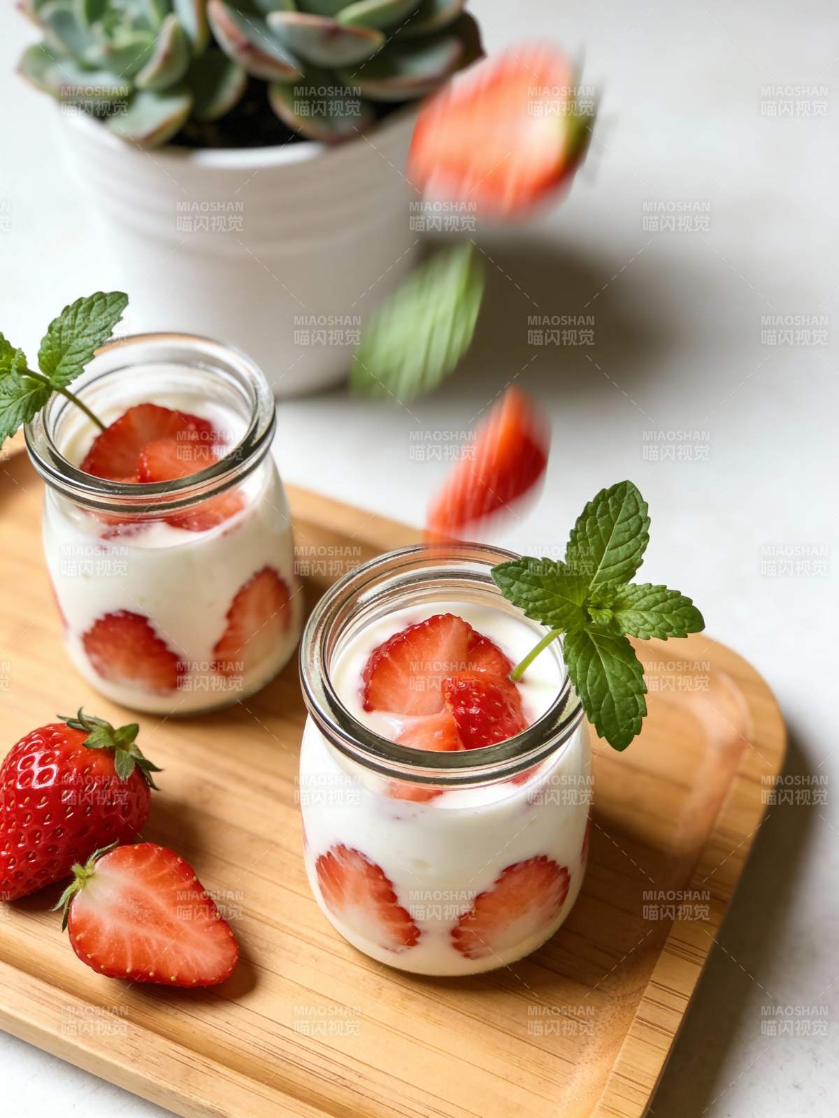 草莓酸奶杯图片