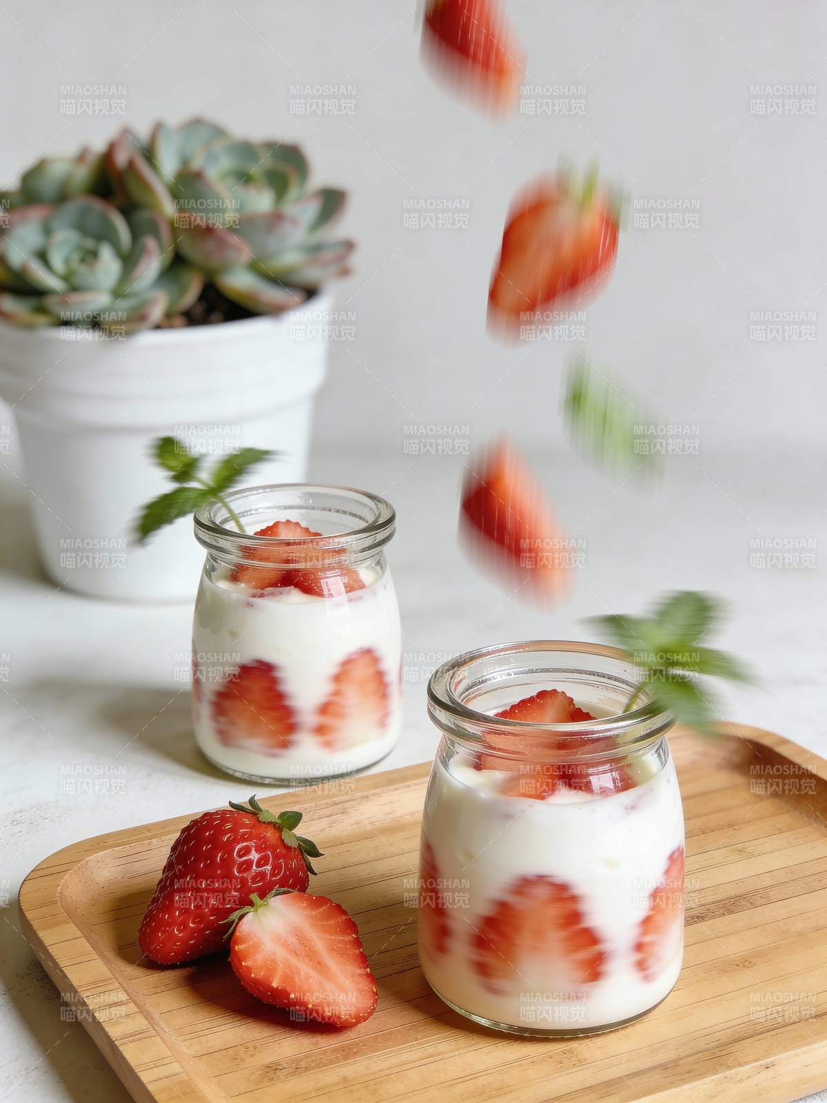 草莓酸奶杯图片