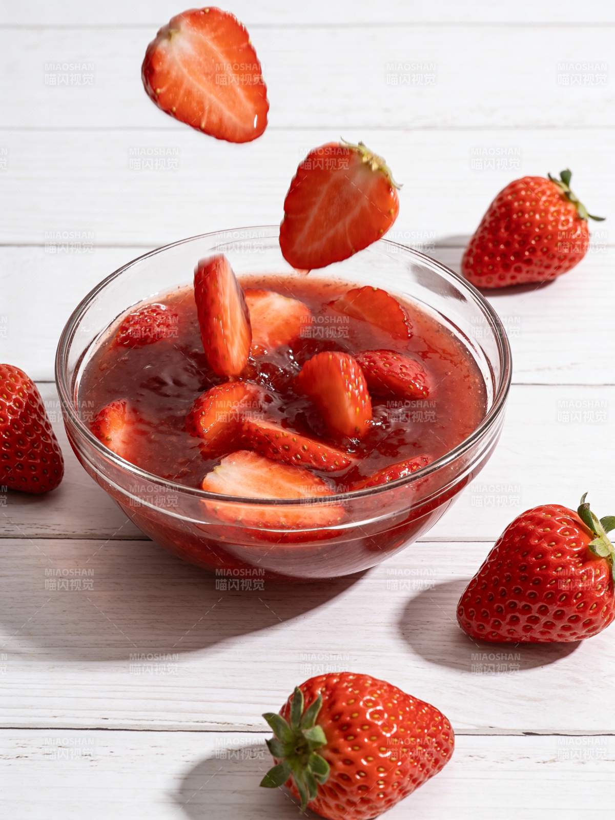 草莓果酱制作中图片