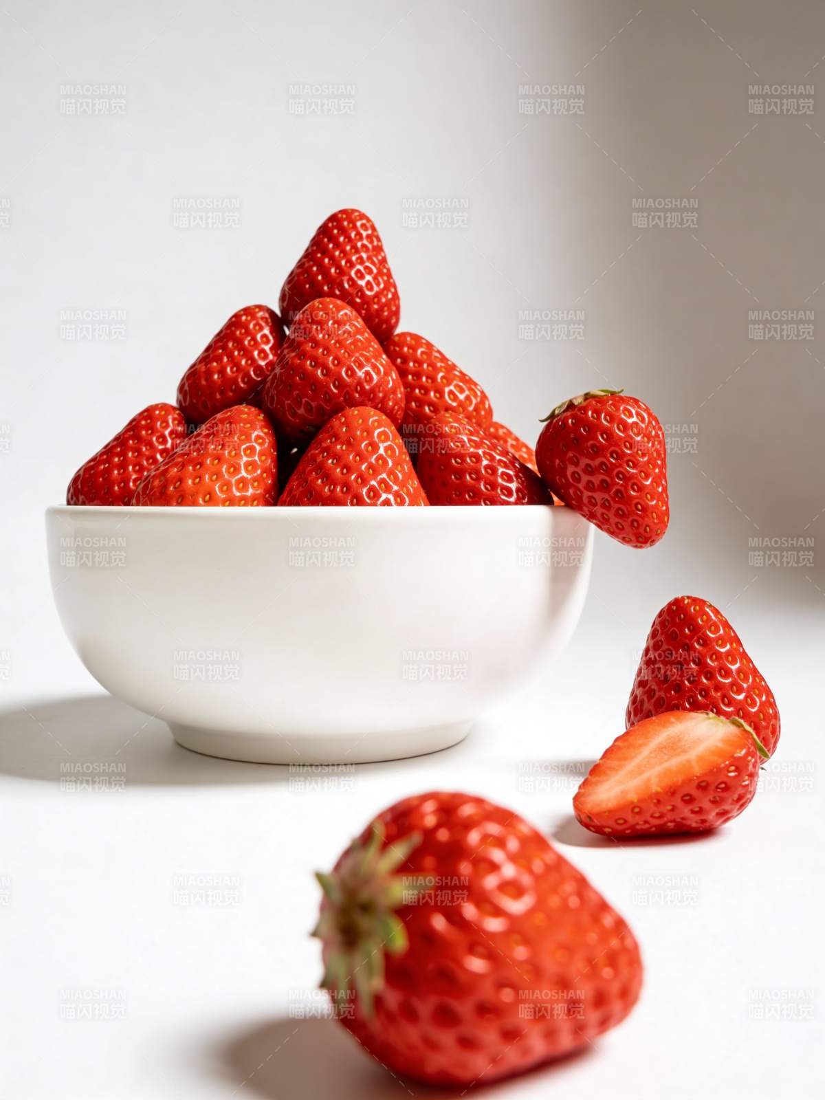 鲜红草莓满碗溢图片
