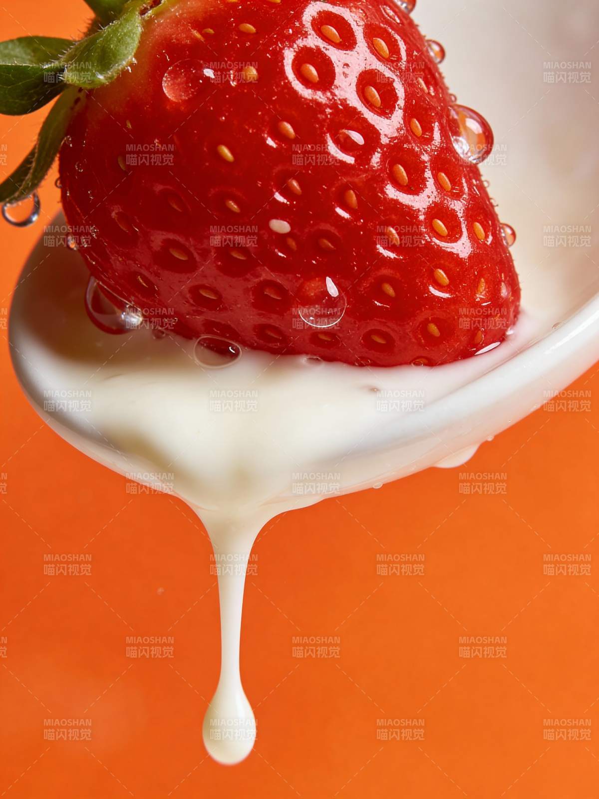 草莓蘸酸奶 滴落瞬间图片