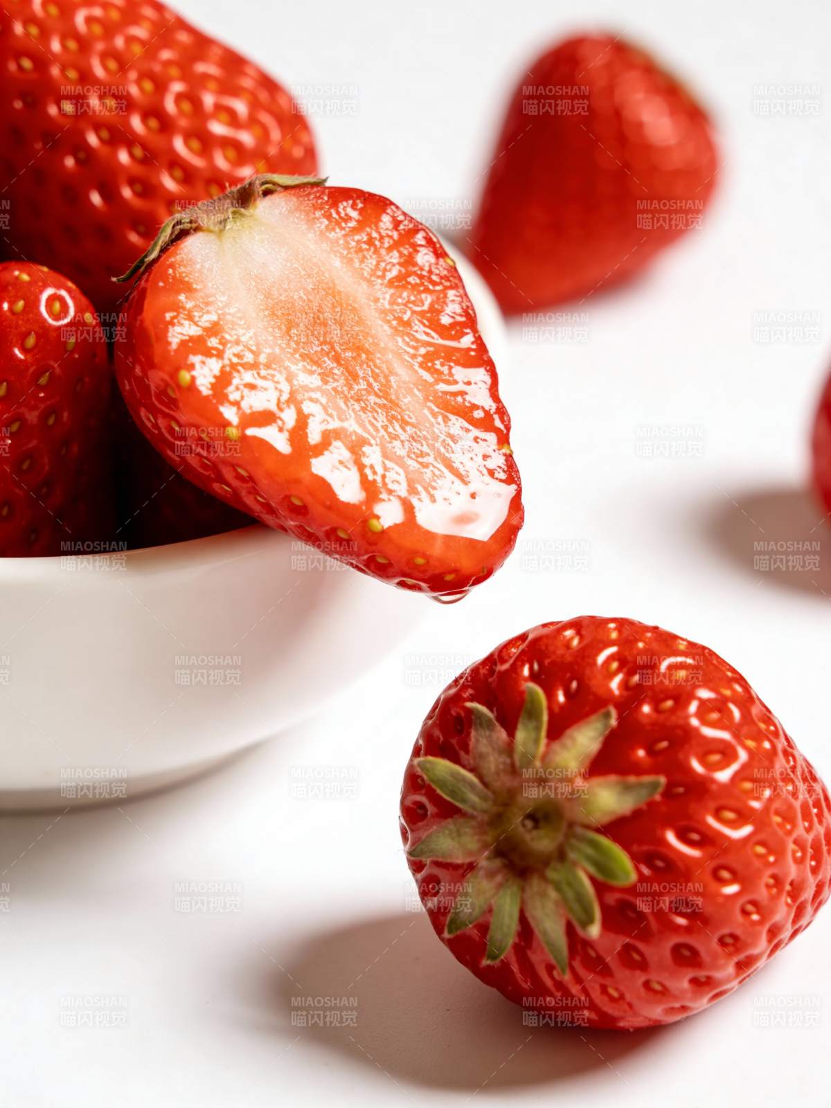 鲜红草莓特写图片