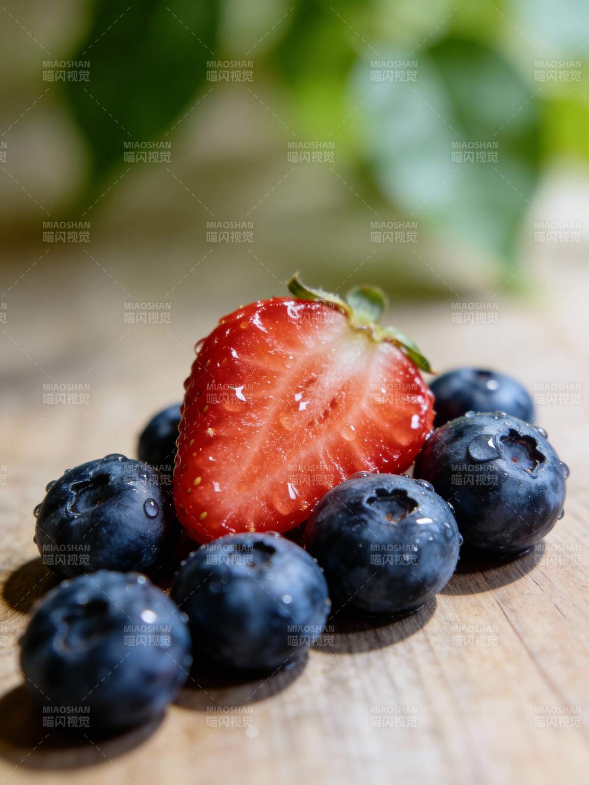 草莓蓝莓鲜果拼盘图片