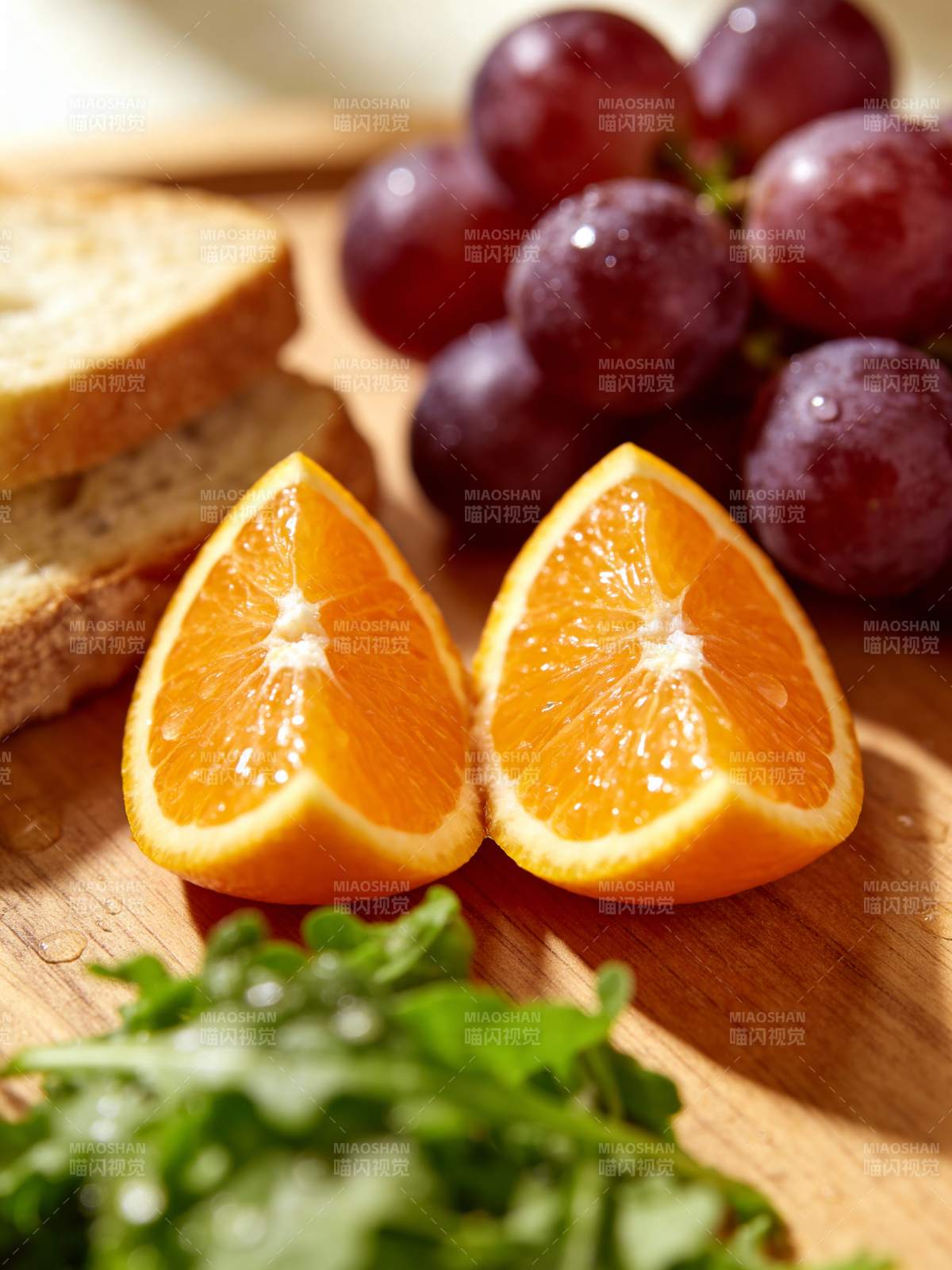 新鲜水果与面包图片