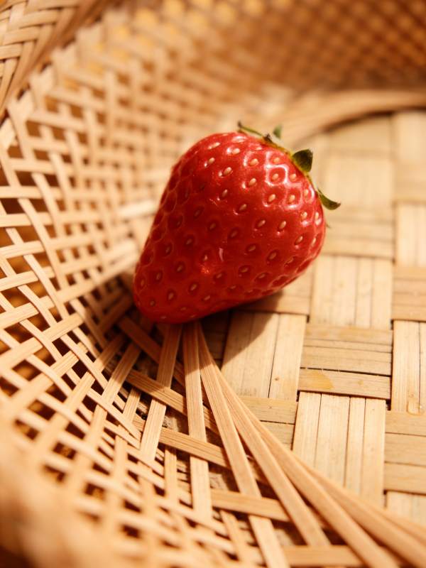草莓静卧竹篮中图片
