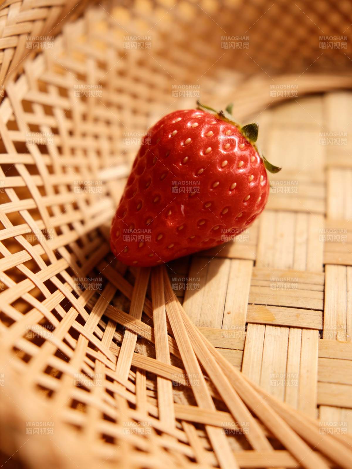 草莓静卧竹篮中图片
