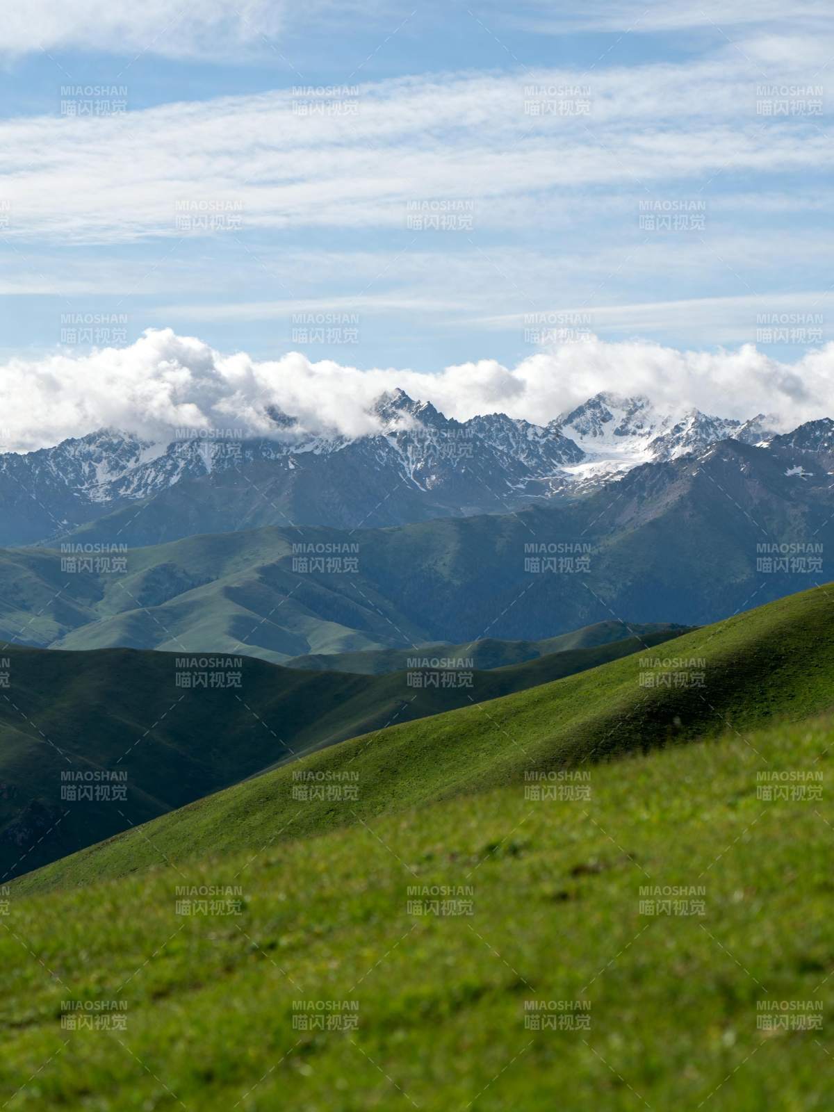 青山雪峰云海图片