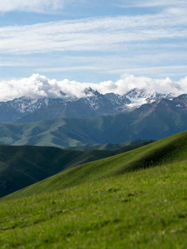 青山雪峰云海图片