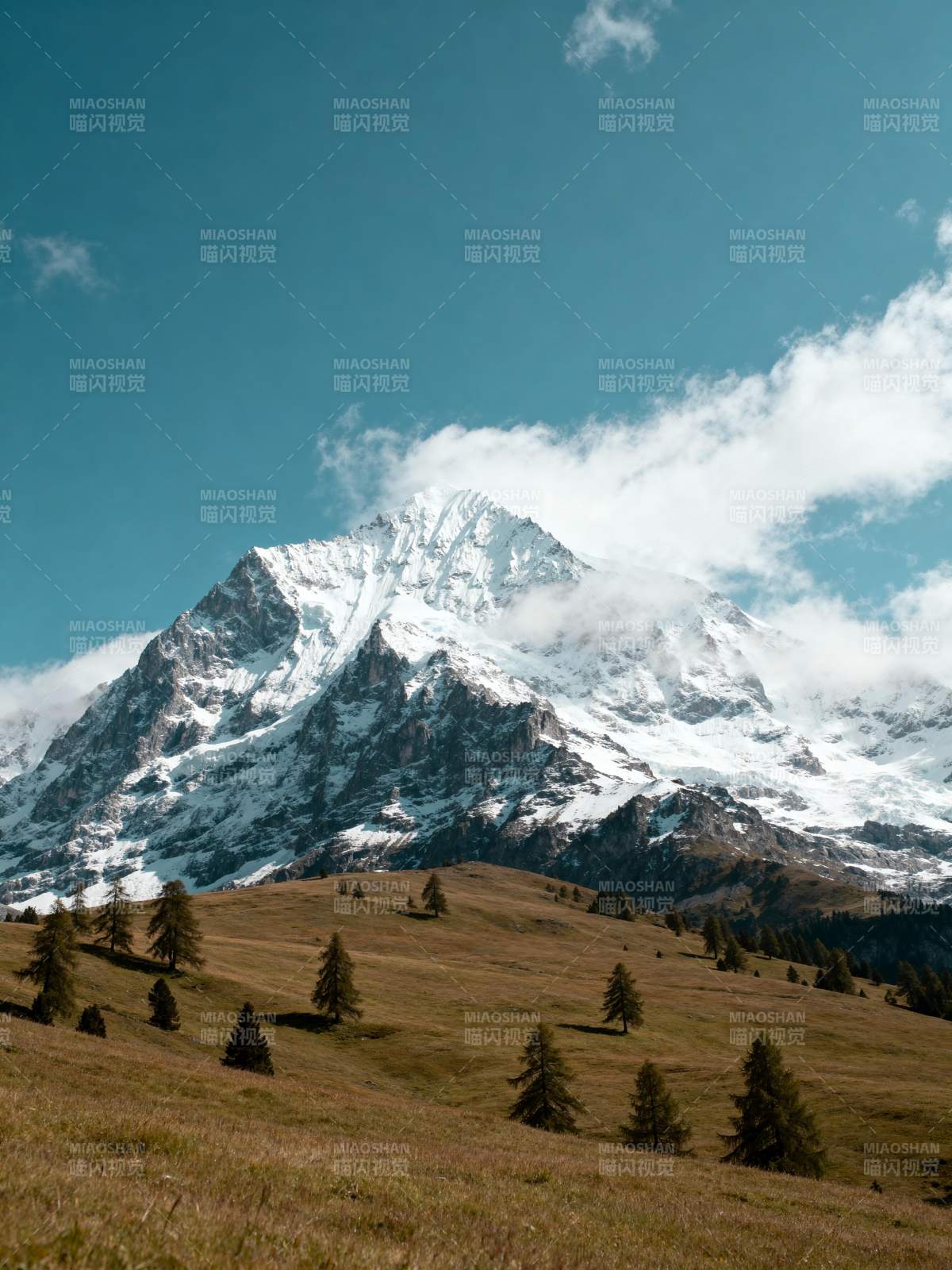 雪山巍峨 云雾缭绕图片