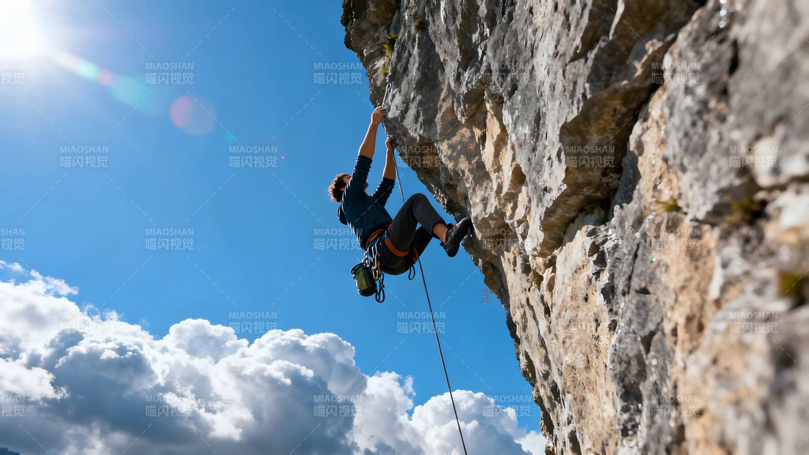 攀岩者挑战峭壁图片