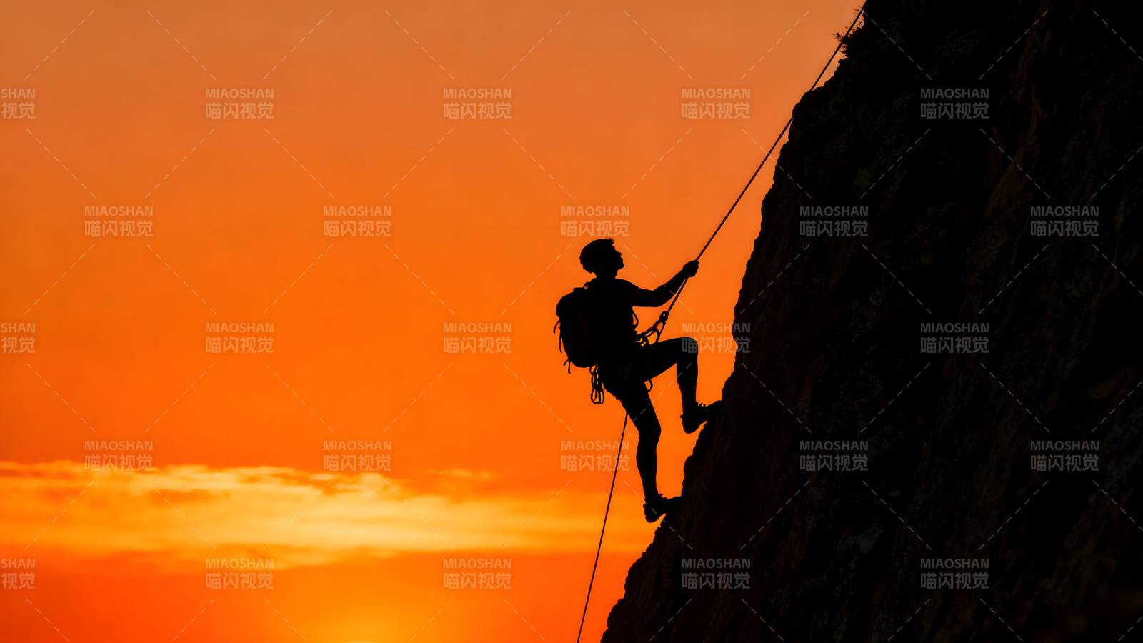 攀岩者剪影日落图片