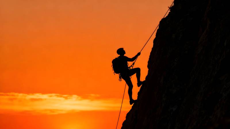 攀岩者剪影日落图片