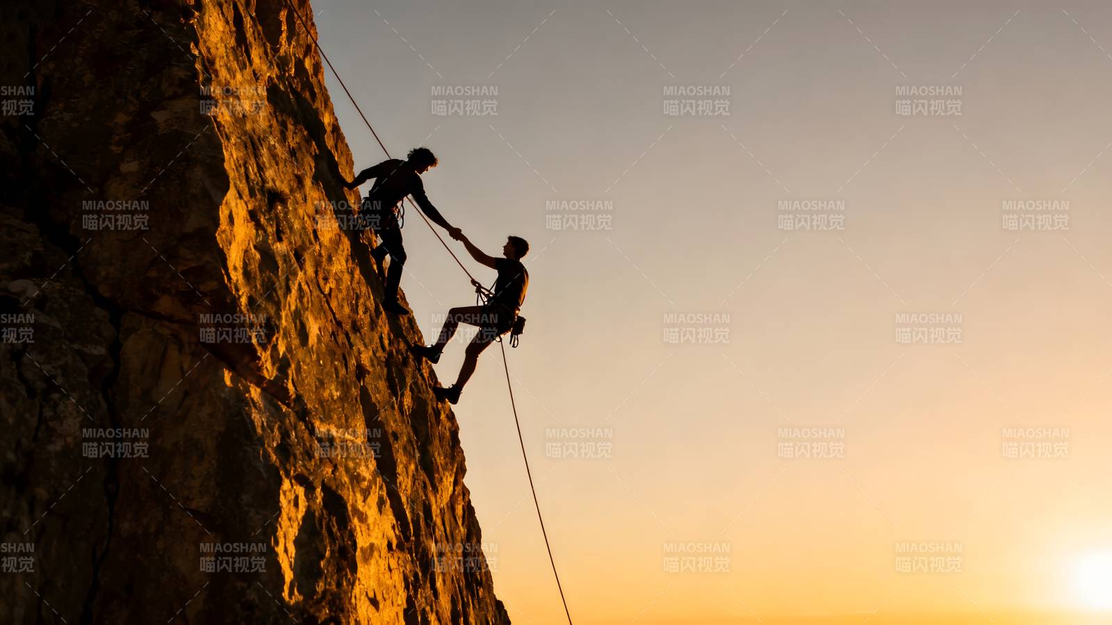 日落攀岩剪影图片