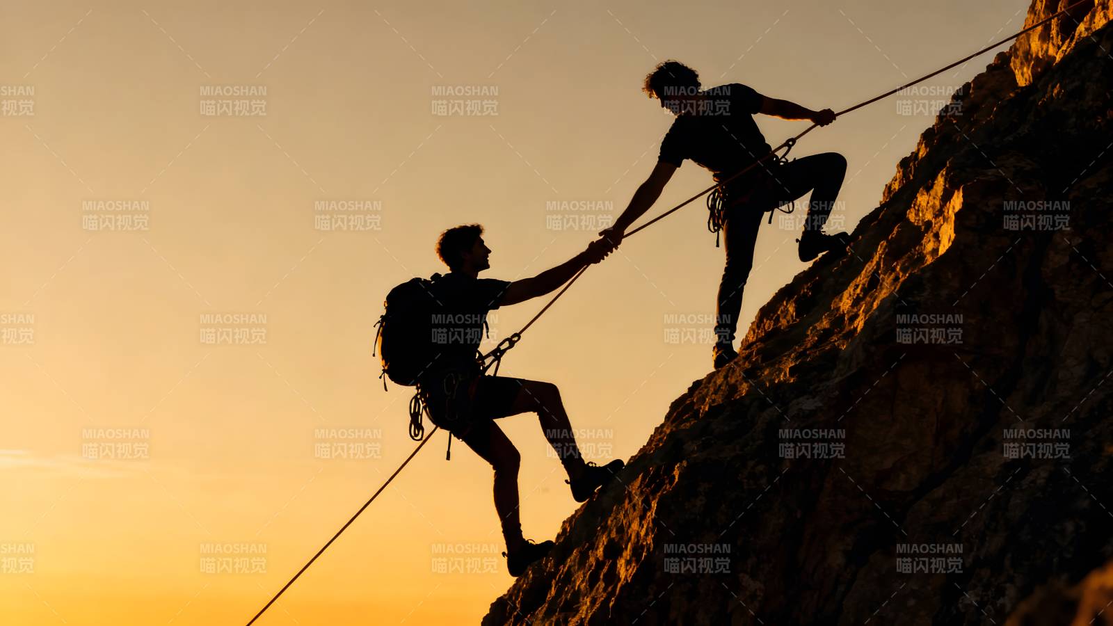 携手攀岩 共登高峰图片