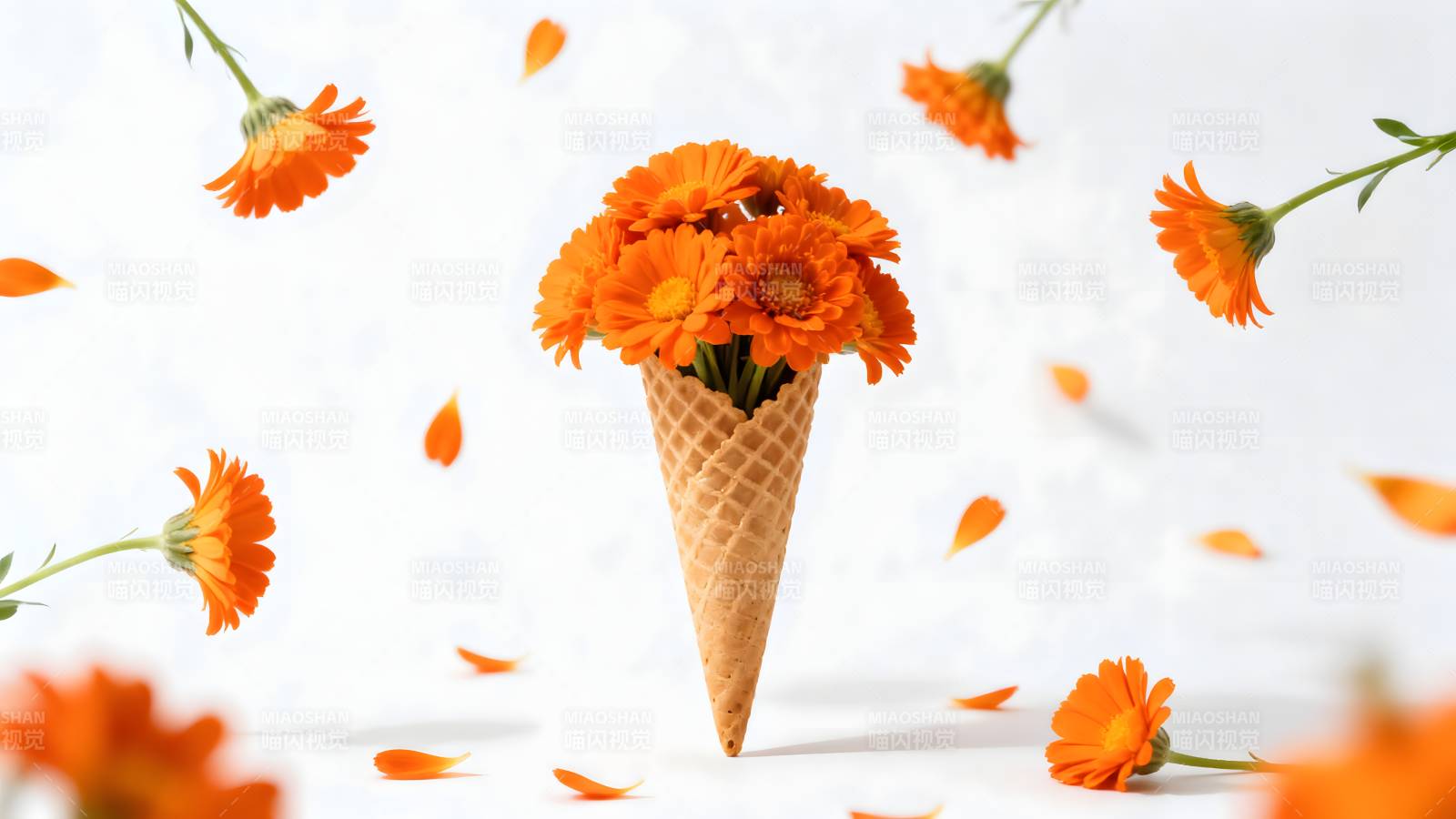 花在冰淇淋锥中图片