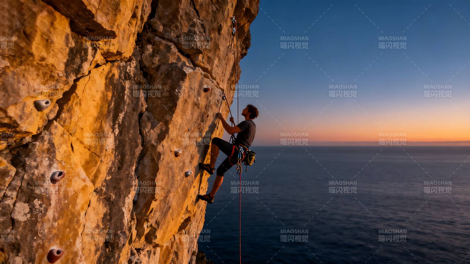悬崖攀岩 海天一色图片