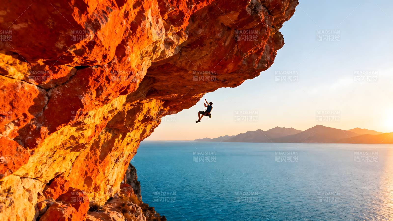 悬崖峭壁攀岩者图片