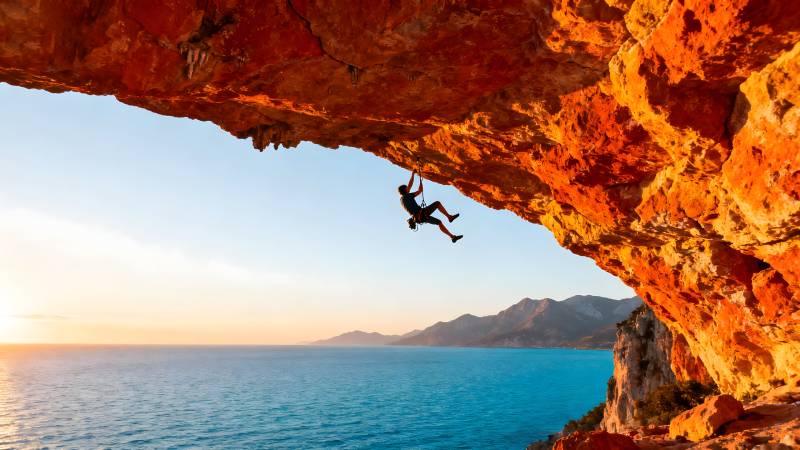 悬崖攀岩 海天一色图片