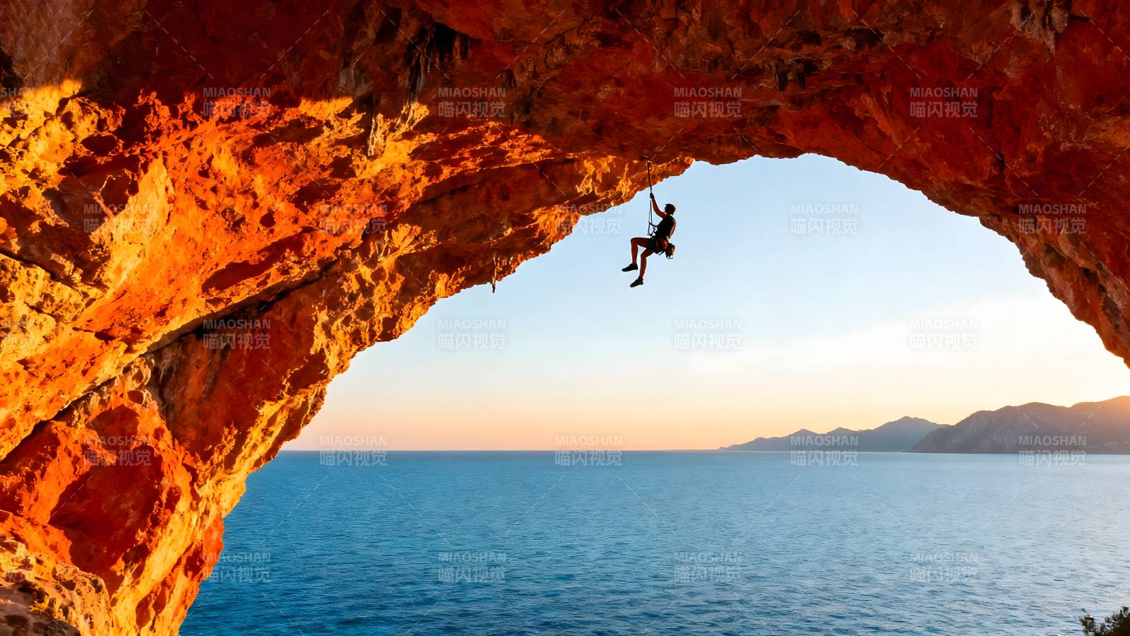 悬崖跳海图片