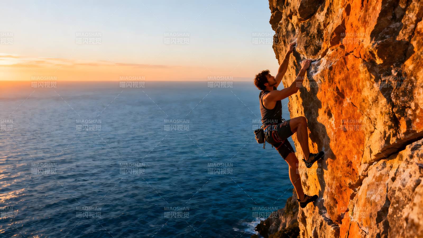 悬崖攀岩 海天一色图片