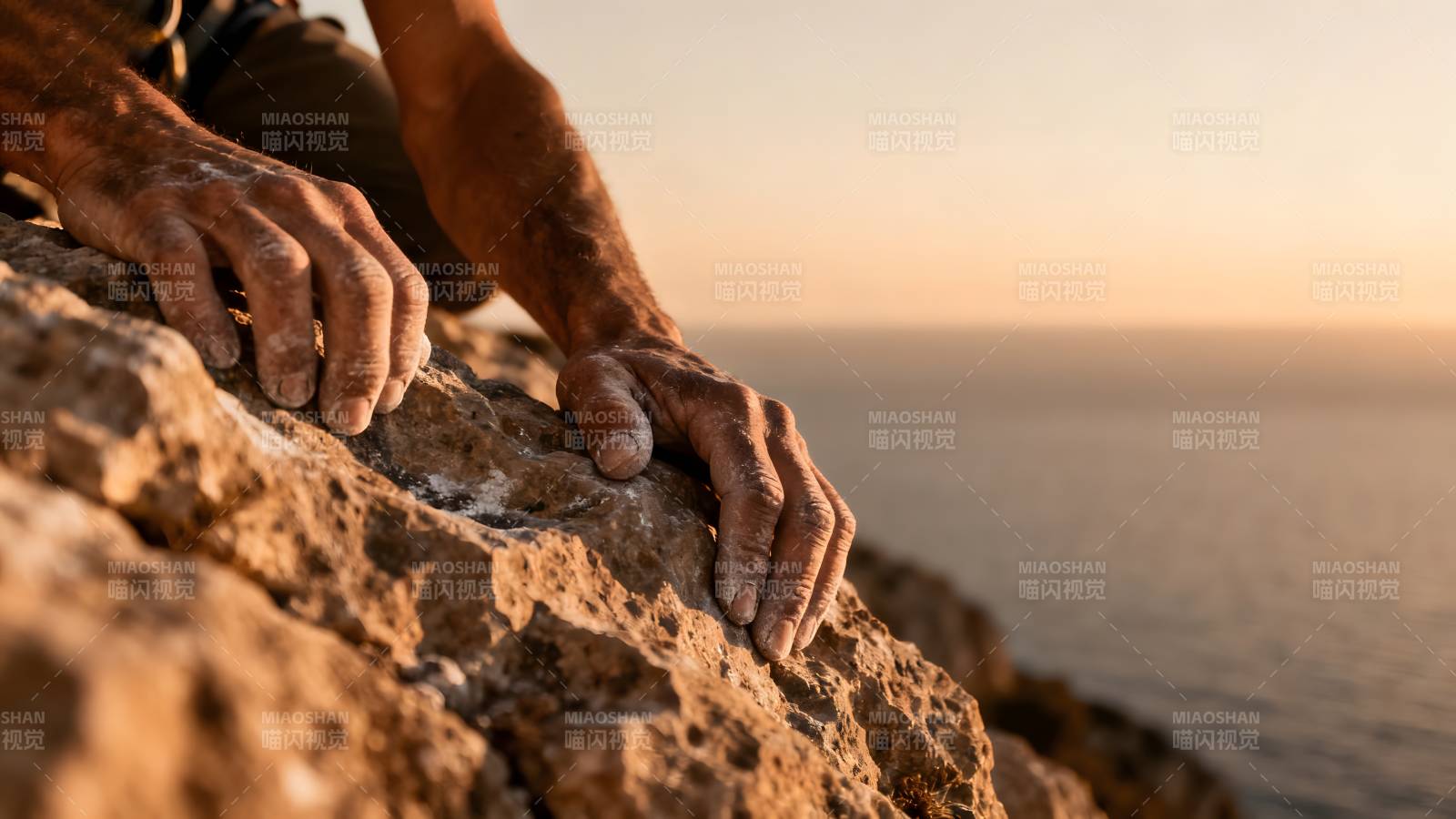 攀岩者的手紧握岩石图片