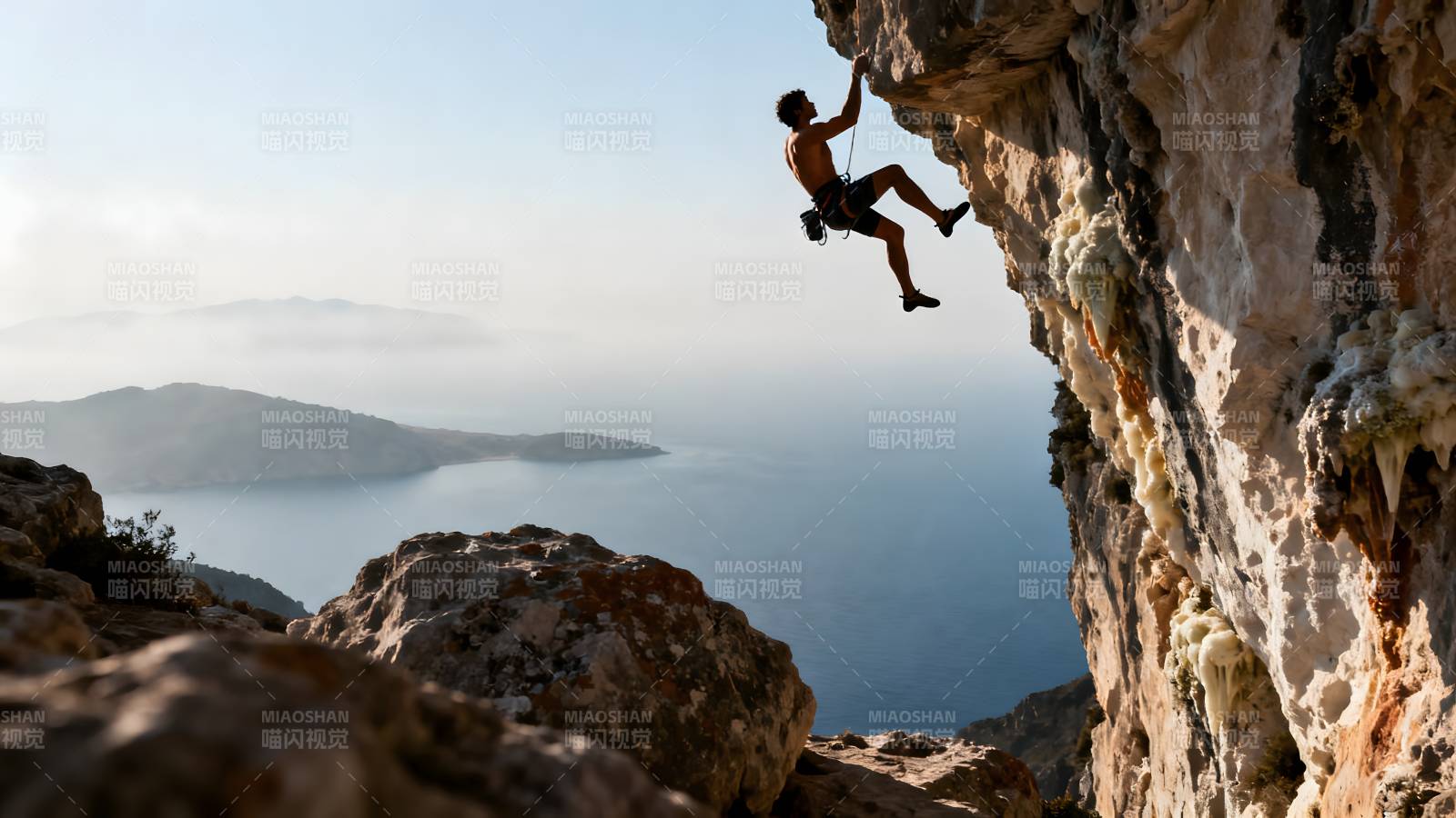 悬崖攀岩 海天一色图片