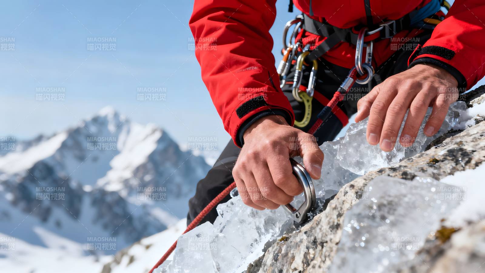 攀岩者在雪山攀登图片