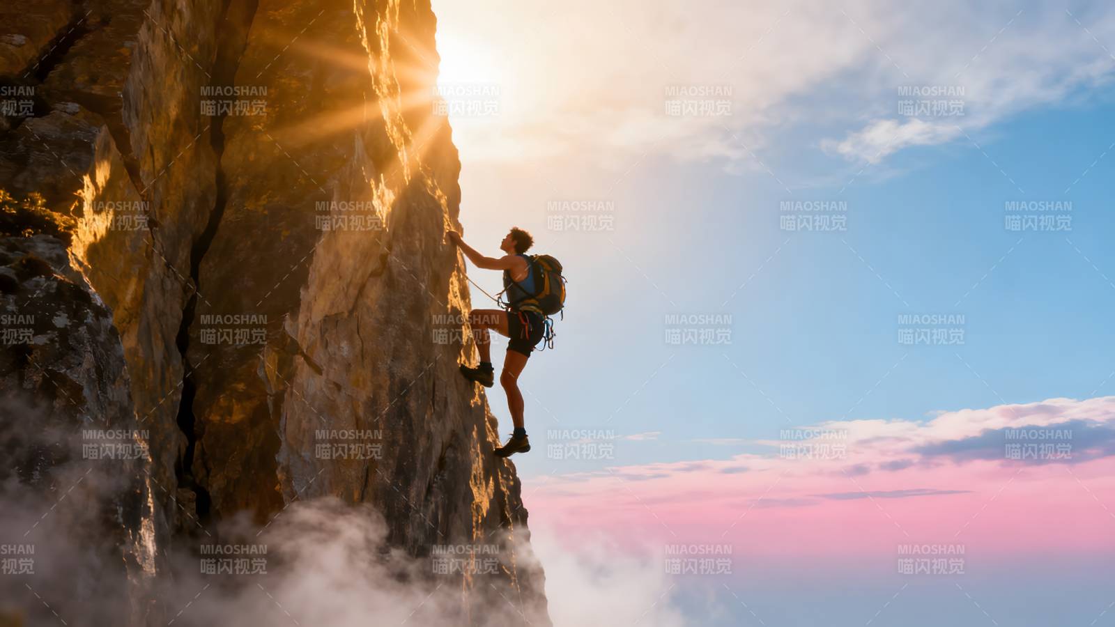 攀岩者迎着朝阳图片
