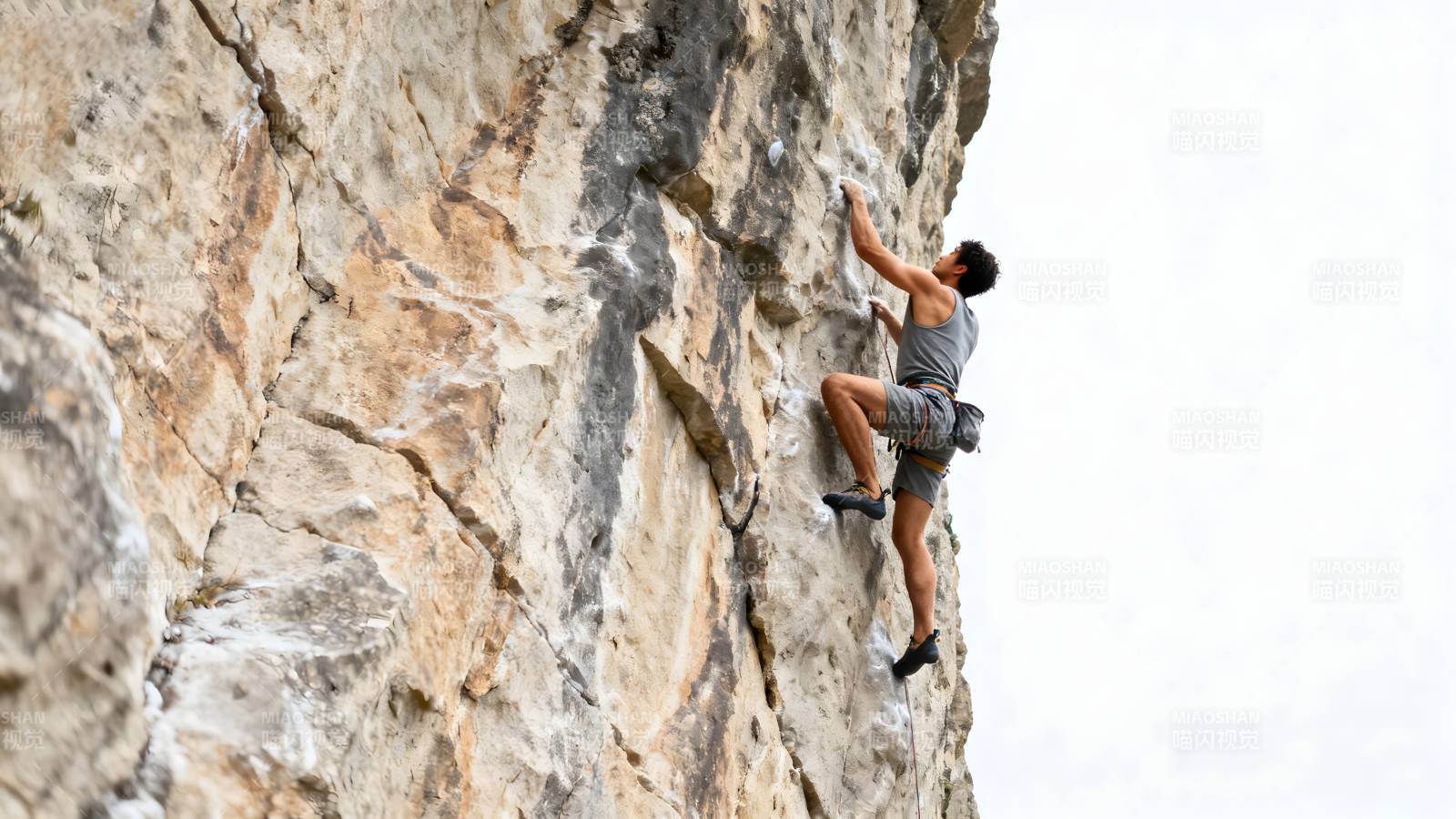 攀岩者挑战峭壁图片