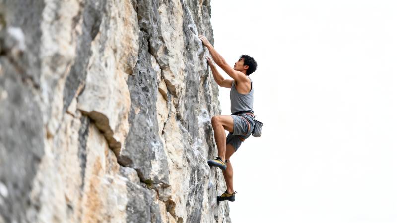 岩壁上的攀岩者图片