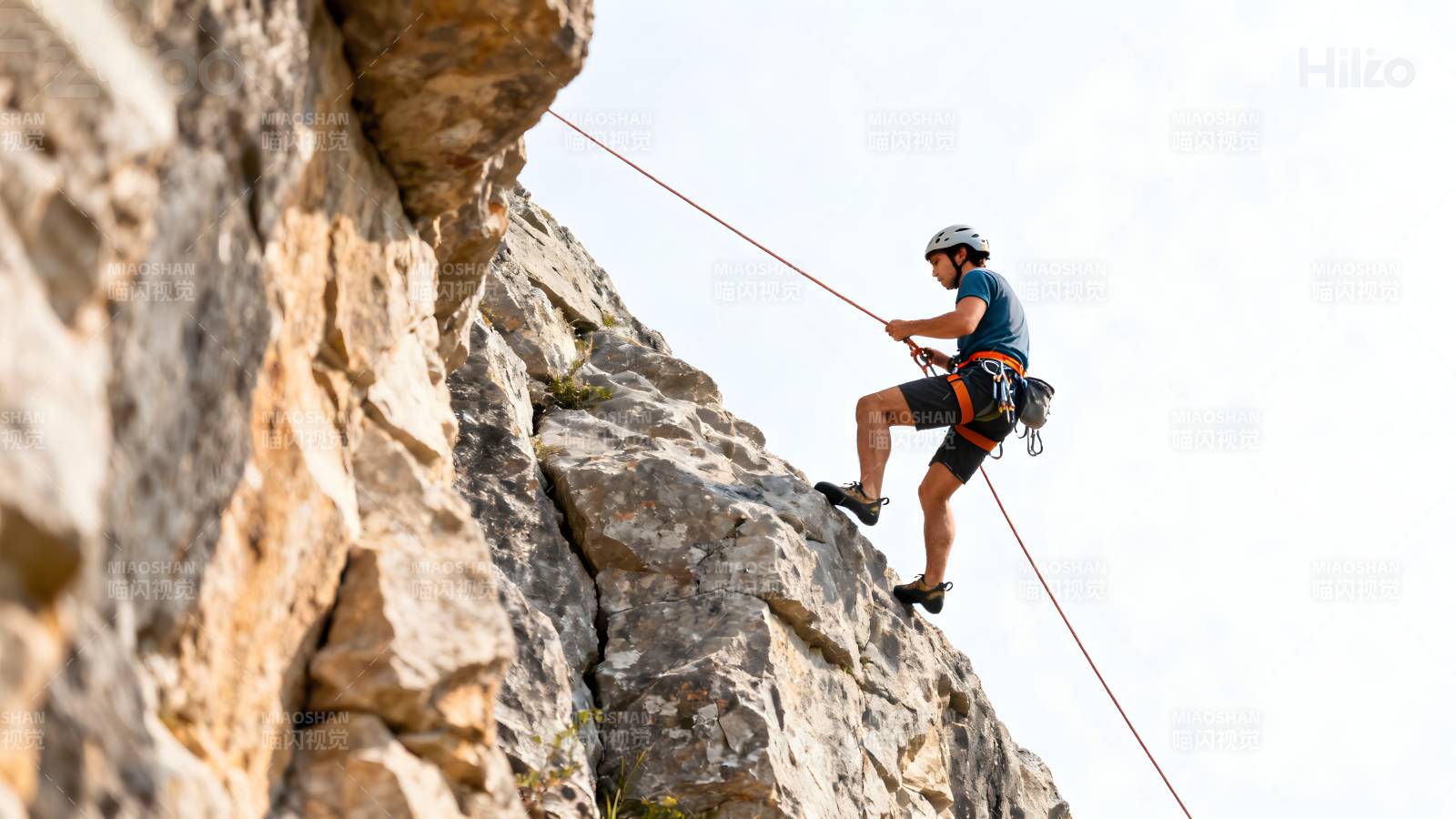 攀岩者征服峭壁图片