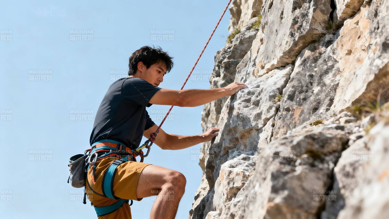 攀岩者挑战陡峭岩壁图片