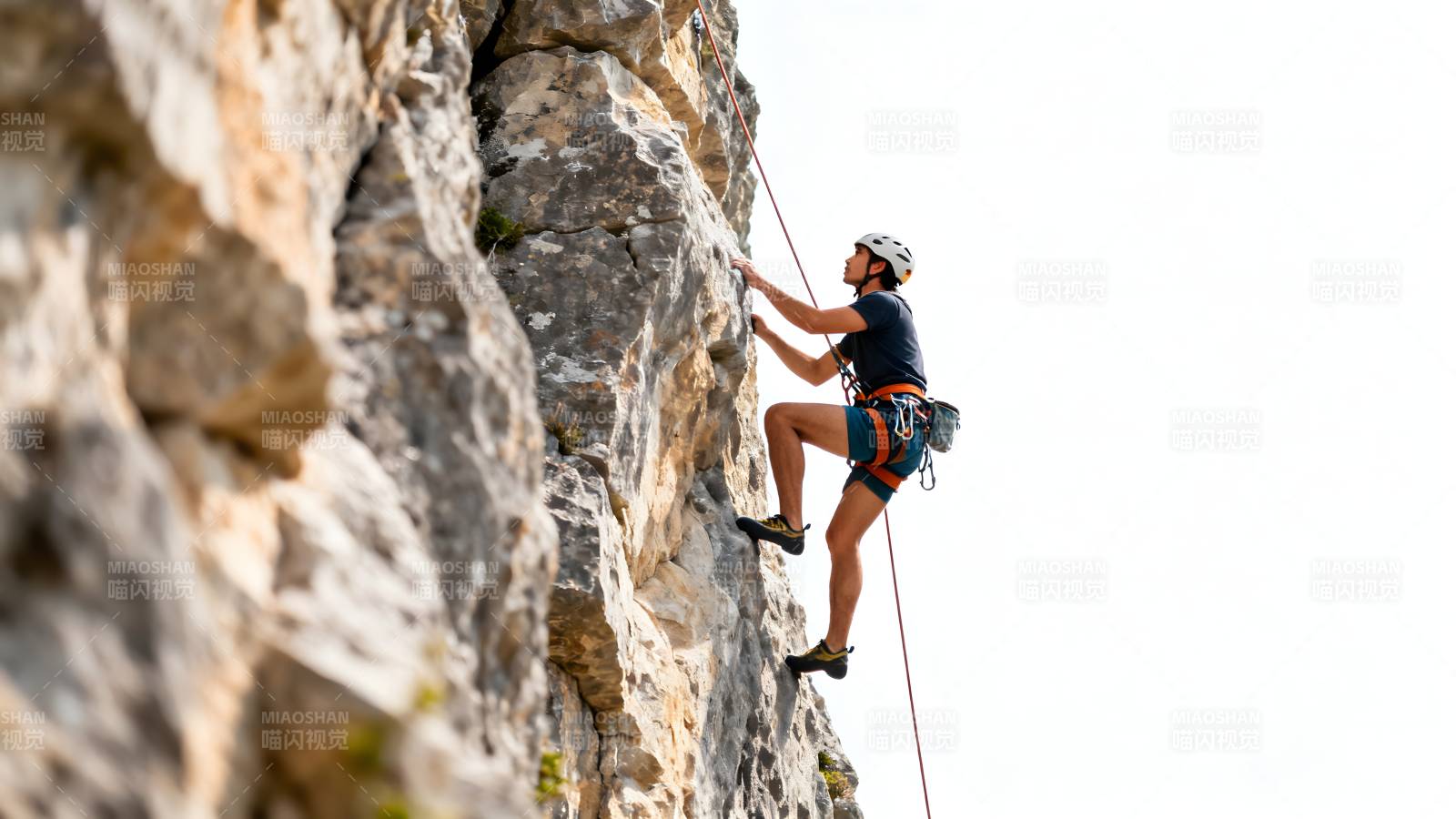 攀岩者征服峭壁图片