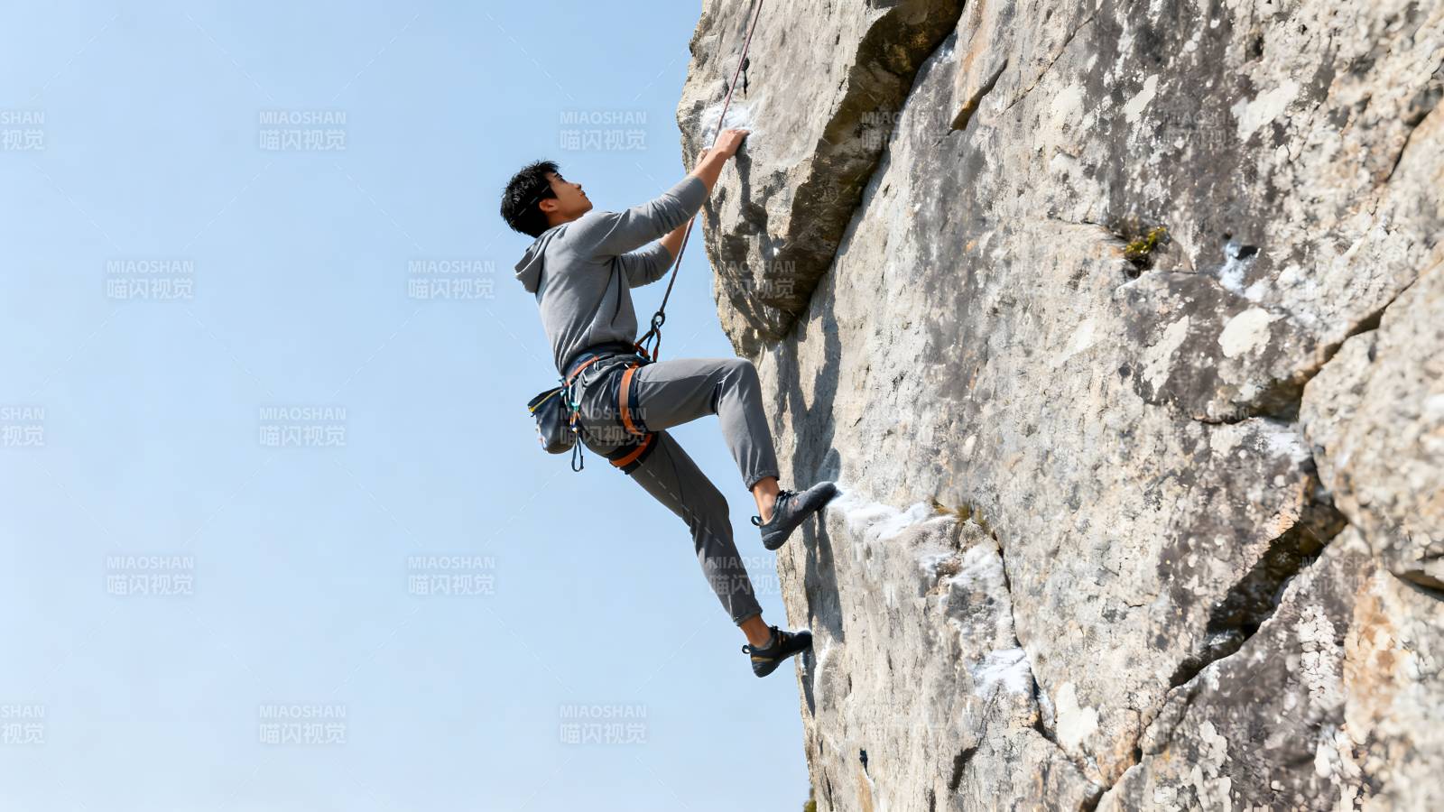攀岩者挑战峭壁图片
