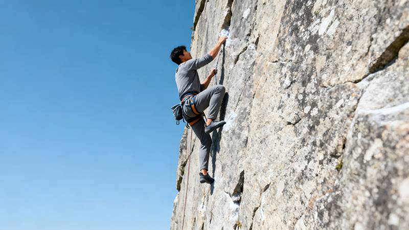 攀岩者挑战陡峭岩壁图片