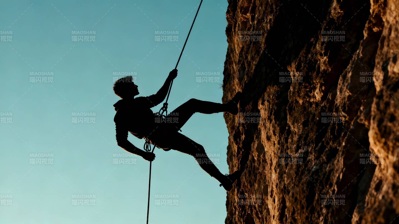 攀岩者剪影图片