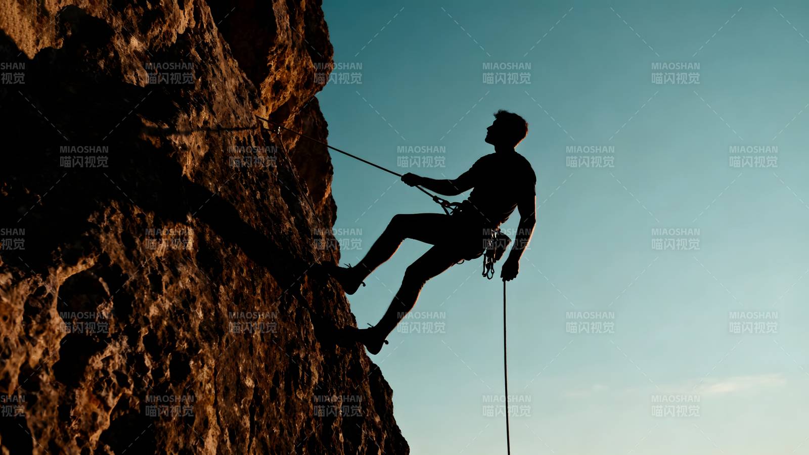 攀岩者剪影图片