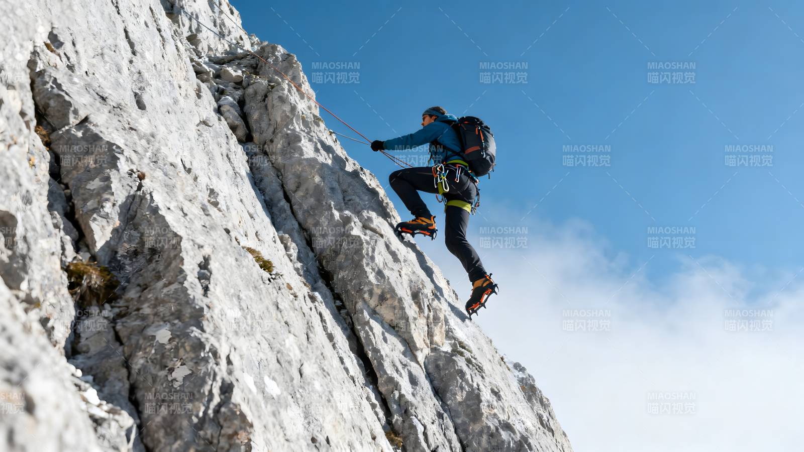 攀岩者征服峭壁图片
