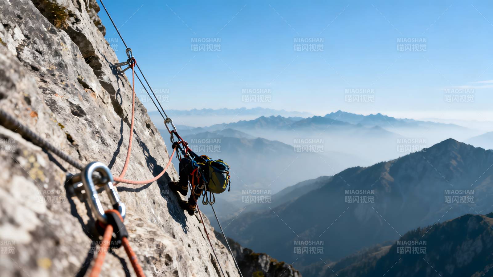 峭壁攀岩 云海远山图片