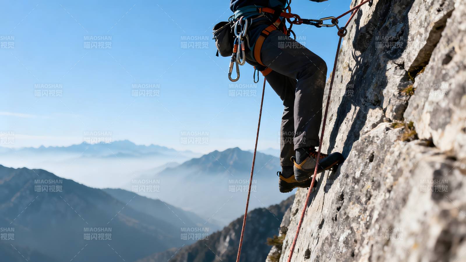 攀岩者征服峭壁图片