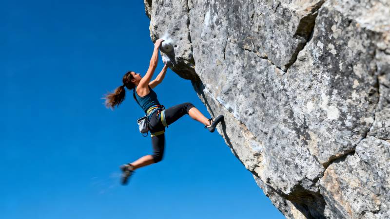 岩壁上的攀登者图片