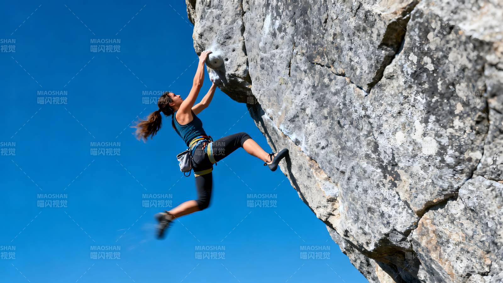 岩壁上的攀登者图片