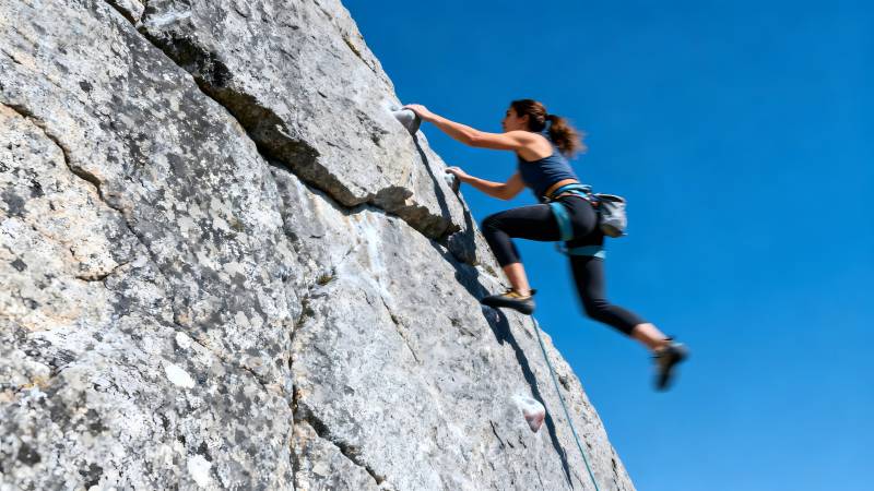 攀岩者挑战陡峭岩壁图片