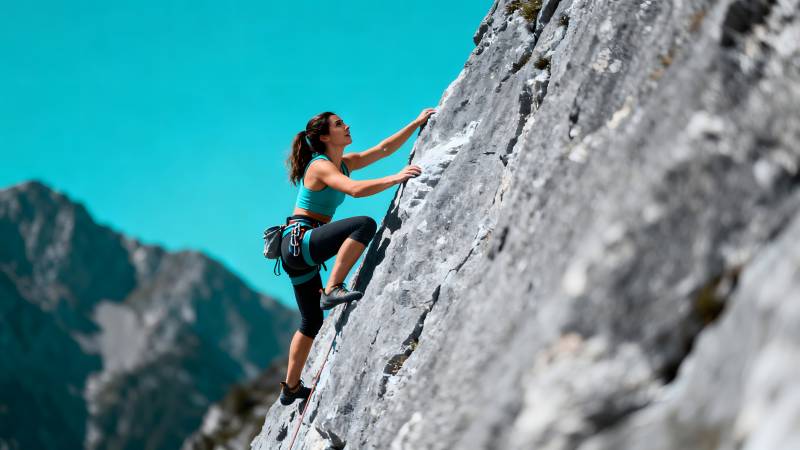 攀岩者挑战陡峭岩壁图片