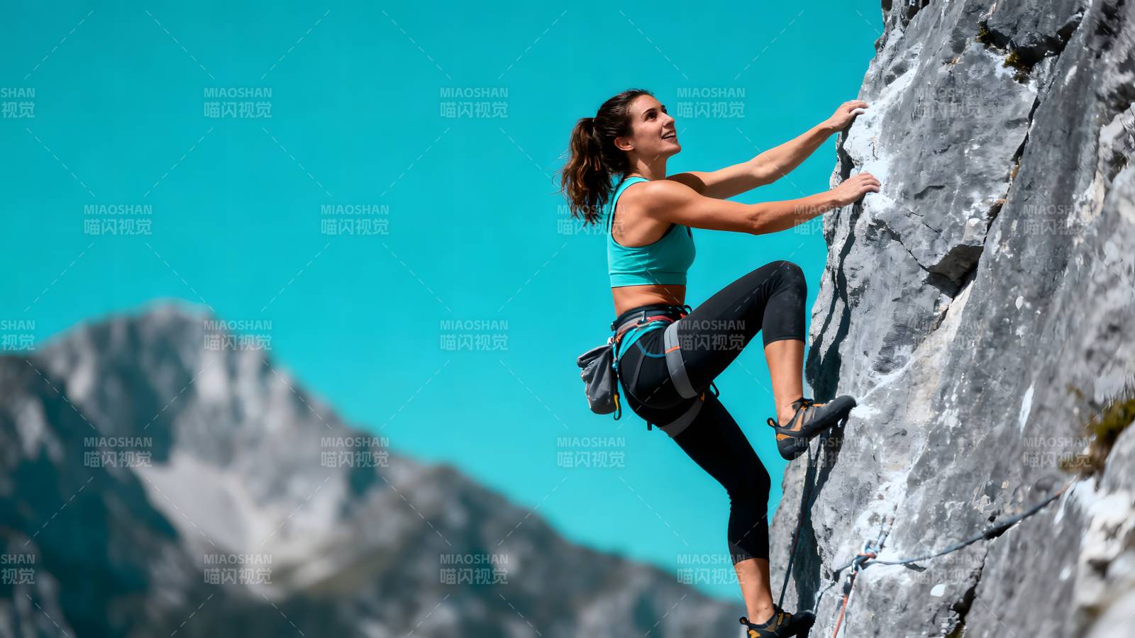 攀岩女子挑战高峰图片